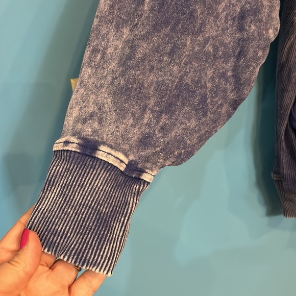Zenana Acid Wash Blue Sweatshirt Pullover with Pockets size XL - Picture 3 of 7